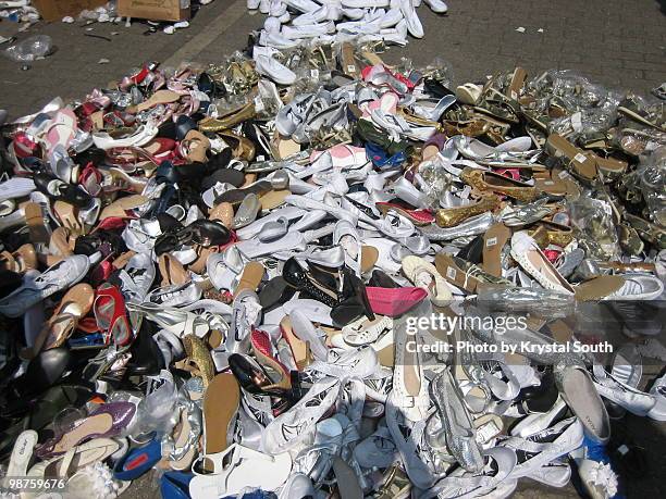 all shoes £3 - (1763) stockfoto's en -beelden