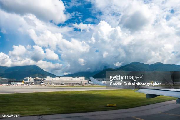 hong kong international airport - taxiway fotografías e imágenes de stock