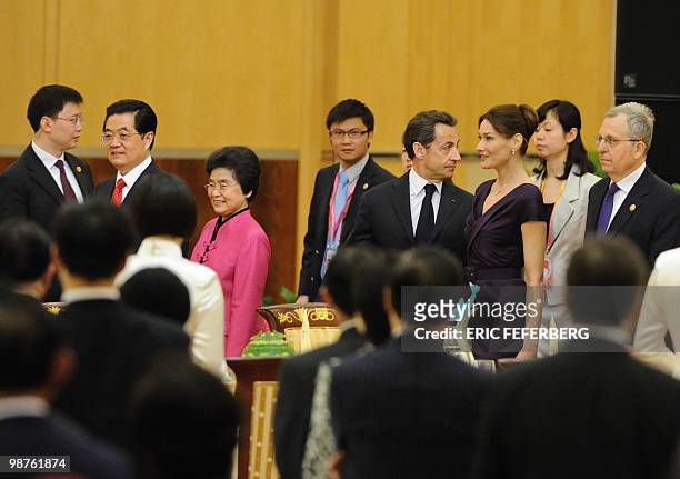 Chinese President Hu Jintao , his wife Liu Yongqing , French President Nicolas Sarkozy and his wife Carla Bruni-Sarkozy attend the official banquet...