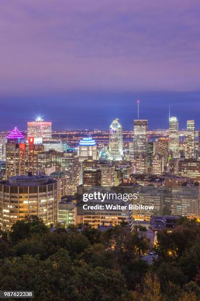 quebec, montreal, elevated skyline from mount royal - mont royal photos et images de collection