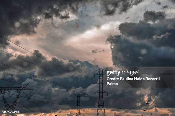 nubes en atardecer - nubes stock pictures, royalty-free photos & images