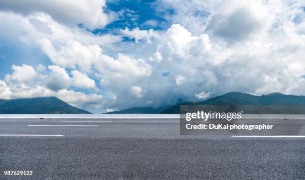 road through mountains, hongkong, china - borde de la carretera fotografías e imágenes de stock