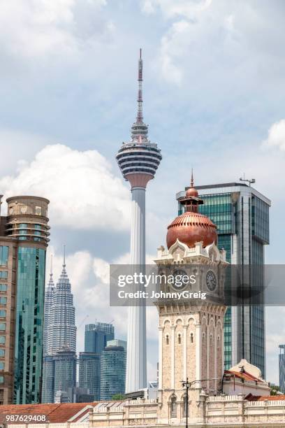 menara toren en klokkentoren van sultan abdul samad building - menara kuala lumpur tower stockfoto's en -beelden