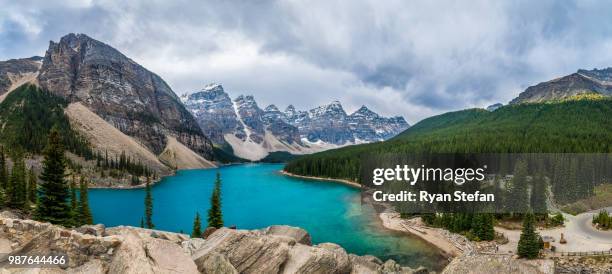 lake moraine in banff, alberta, canada. - valley of the ten peaks stock-fotos und bilder