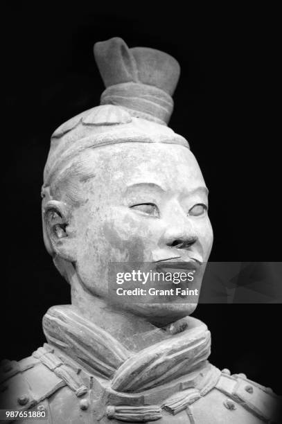 close up of terracotta warrior - copia di statua foto e immagini stock