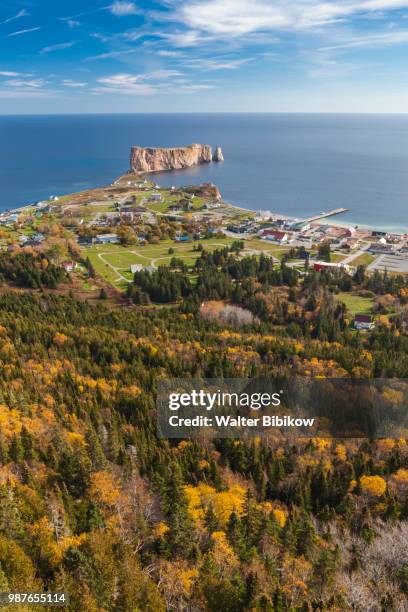 quebec, gaspe peninsula, perce, elevated view of town and perce rock - québec provincia foto e immagini stock