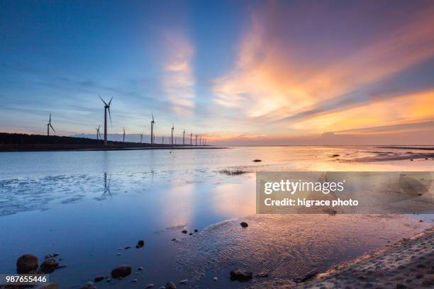 asia culture - beautiful landscape of sea level reflect fantasy dramatic sky in gaomei wetlands , the famous travel attractions in taichung, taiwan. - taichung stockfoto's en -beelden