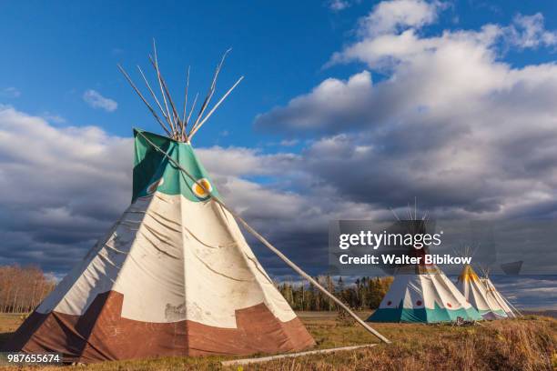 quebec, gaspe peninsula, gesgapegiag, mic-mac first nations tee-pees - wigwam stock-fotos und bilder