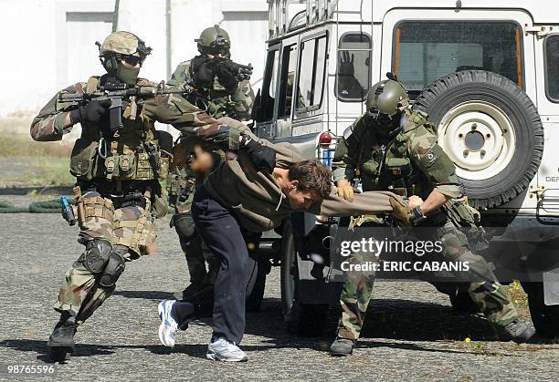 French Special Forces soldiers of the 4th Helicopters Regiment simulate a hostage-rescue operation on April 28 2010, in a military aera in Tarbes,...