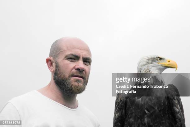 man and eagle - fernando trabanco fotografías e imágenes de stock