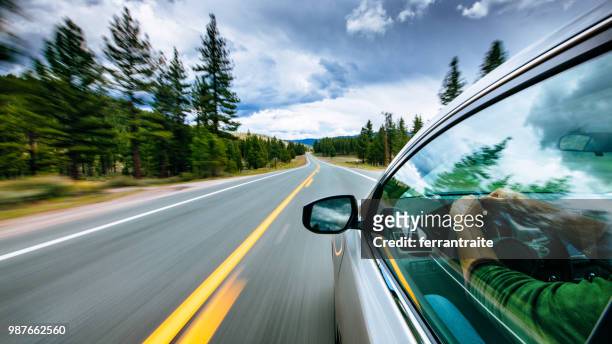 road trip - rijden een motorvoertuig besturen stockfoto's en -beelden