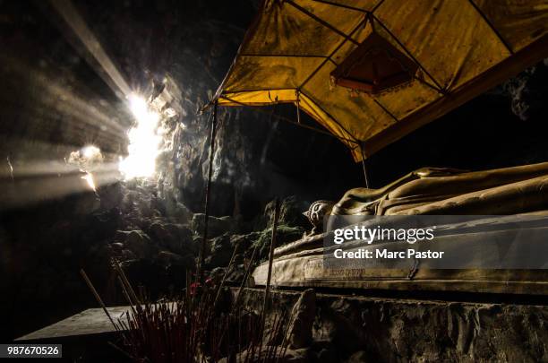 buddha cave - silbertreifen am horizont stock-fotos und bilder