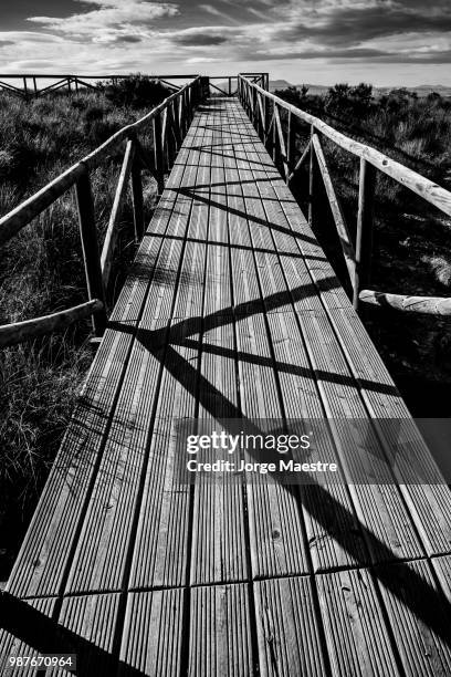 puente a las nubes - cielo nubes foto e immagini stock