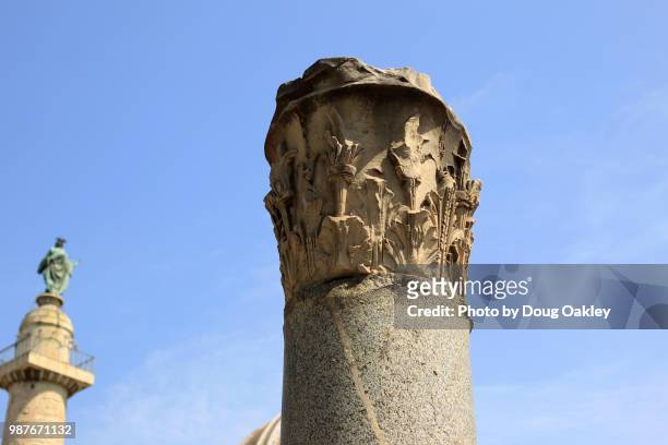 rome forum columns and sculpture in high relief - altorrelieve fotografías e imágenes de stock