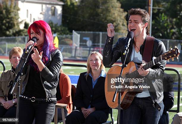American Idol contestants Allison Iraheta and Kris Allen perform at the Los Angeles 'No Phone Zone' rally hosted by 'The Oprah Winfrey Show', KABC-TV...