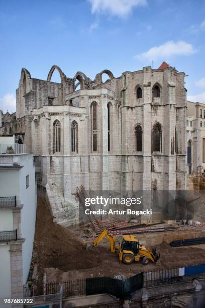 carmo convent in lisbon - carmo convent fotografías e imágenes de stock