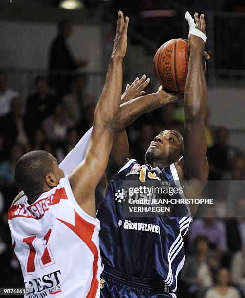 Nancy's Marcus Slaughter vies with Gravelines' Rob Lewin during their French ProA basketball match, on April 30, 2010 at the Jean Weille gymnasium in...