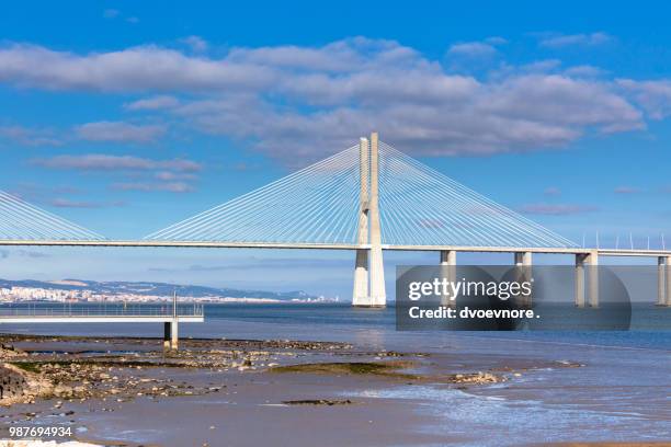 vasco da gama bridge (ponte vasco da gama), lisbon - ponte vasco da gama stock-fotos und bilder