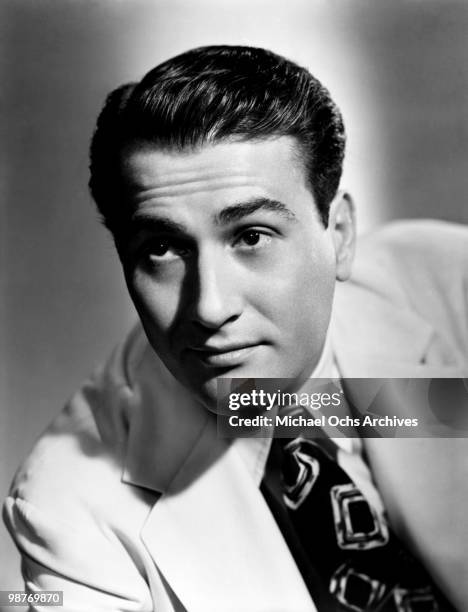 Jazz clarinetist and bandleader Artie Shaw poses for a portrait circa 1940 in New York City, New York.