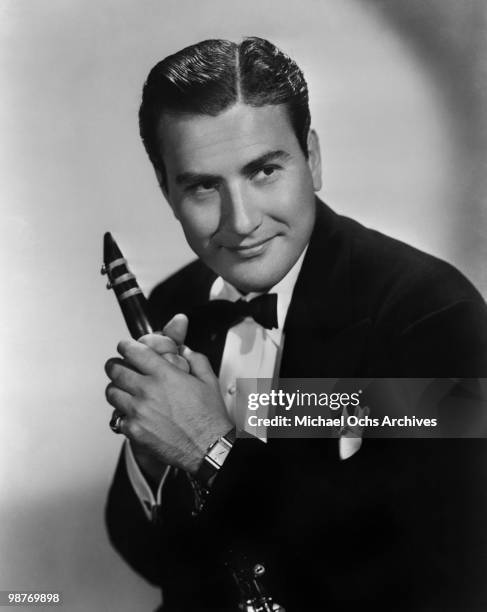 Jazz clarinetist and bandleader Artie Shaw poses for a portrait circa 1940 in New York City, New York.