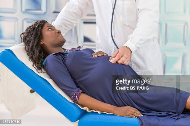 8 months pregnant woman. - bsip stockfoto's en -beelden