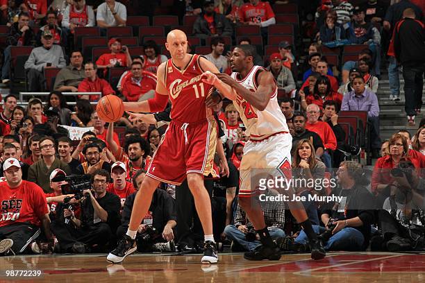 Zydrunas Ilgauskas of the Cleveland Cavaliers posts up against Hakim Warrick of the Chicago Bulls in Game Four of the Eastern Conference Quarters...