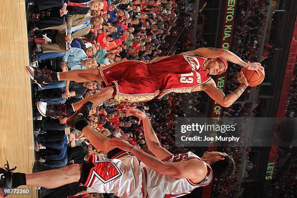 Delonte West of the Cleveland Cavaliers shoots the jump shot against Kirk Hinrich of the Chicago Bulls in Game Four of the Eastern Conference...