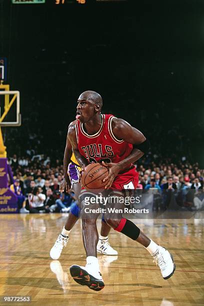 Michael Jordan of the Chicago Bulls drives to the basket against the Los Angeles Lakers during a game played circa 1986 at the Great Western Forum in...