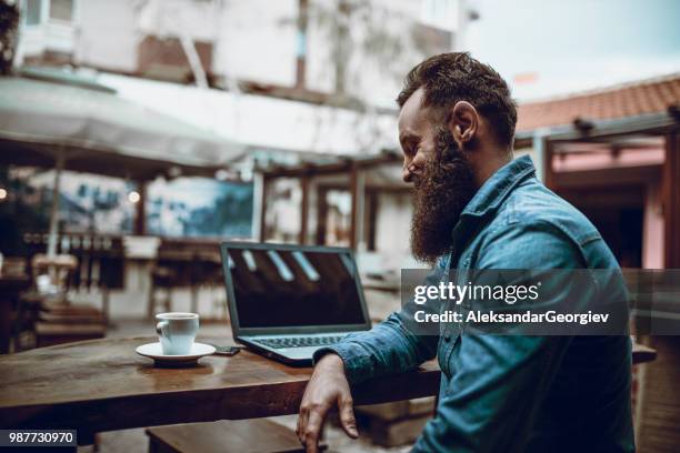 erfolgreiche freiberufler genießen kaffee und arbeiten vom restaurant - cool boss stock-fotos und bilder