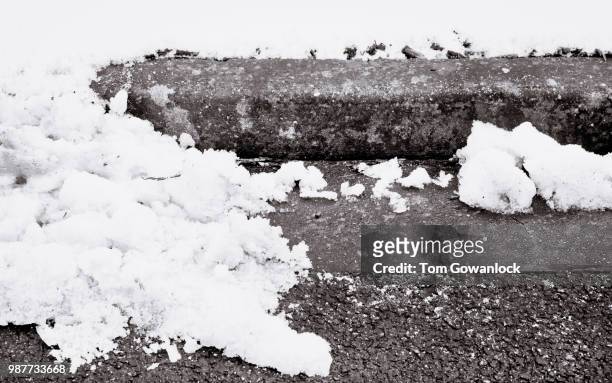 snow by the kerb - kerb stock-fotos und bilder