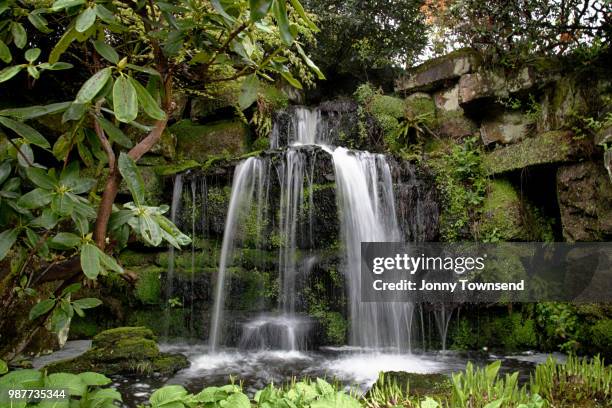 hever falls, hever castle, edenbridge, kent - hever castle stock-fotos und bilder