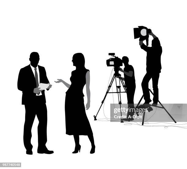 stockillustraties, clipart, cartoons en iconen met nieuws shoot voorbereiding - televisiepresentator