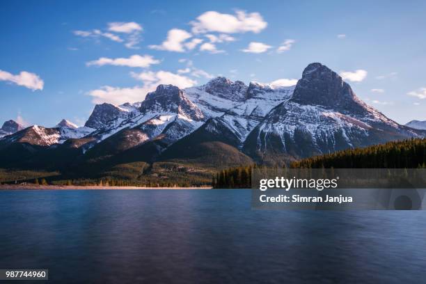 canadian rockies and lake, canmore, alberta, canada - canadese rocky mountains stockfoto's en -beelden