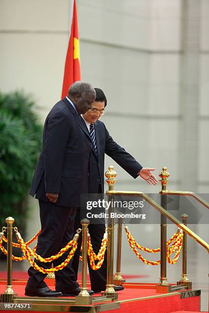 Mwai Kibaki, president of Kenya, left, attends a welcoming ceremony with Hu Jintao, China's President, in Shanghai, China, on Saturday, May 1, 2010....