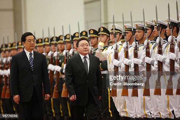 Hu Jintao, China's President, left, attends a welcoming ceremony with Tsakhiagiin Elbegdorj, president of Mongolia, in Shanghai, China, on Saturday,...