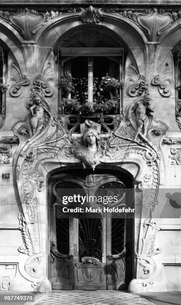 avenue rapp art nouveau doorway - nouveau stock pictures, royalty-free photos & images