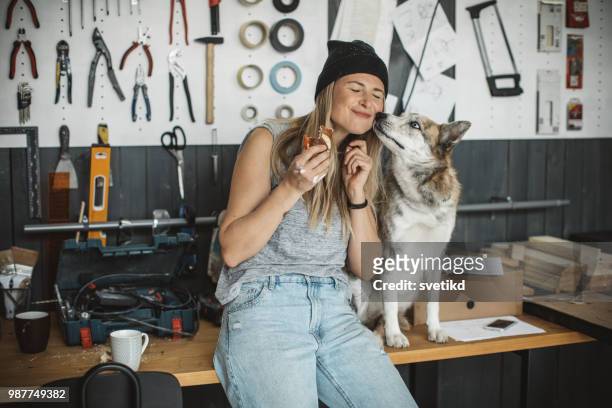 mulheres na oficina com seu cão de estimação - classe trabalhadora - fotografias e filmes do acervo