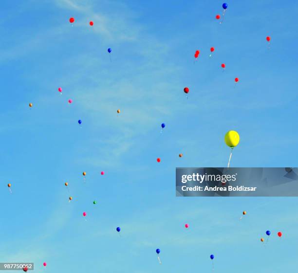 39 luftballons - luftballons stock pictures, royalty-free photos & images