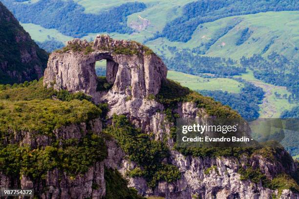 pedra furada - pedra stock pictures, royalty-free photos & images