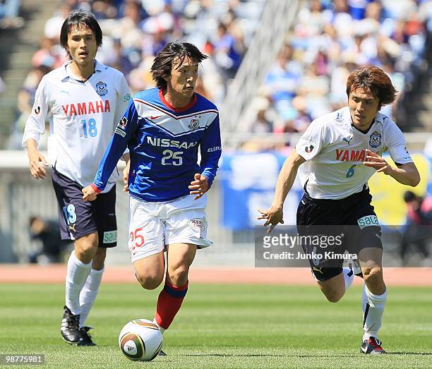 Shunsuke Nakamura of Yokohama F. Marinos and Daisuke Nasu of Jubilo Iwata compete for the ball during the J. League match between Yokohama F. Marinos...