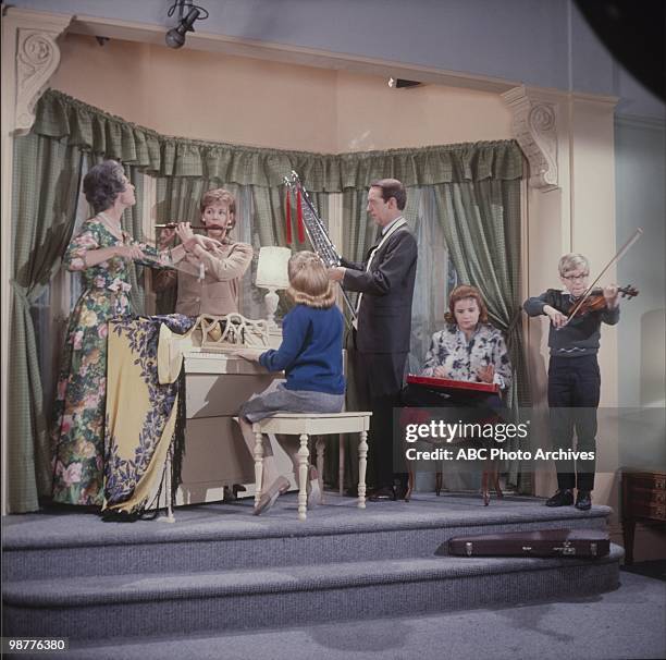 House Guest" which aired on October 19, 1963. ILKA CHASE;JEAN BYRON;WILLIAM SCHALLERT;PATTY DUKE;PAUL O'KEEFE