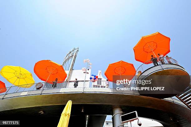 People wait for the arrival of Dutch Prime Minister Jan Peter Balkenende at the Dutch pavilion at the site of the World Expo 2010 in Shanghai on May...