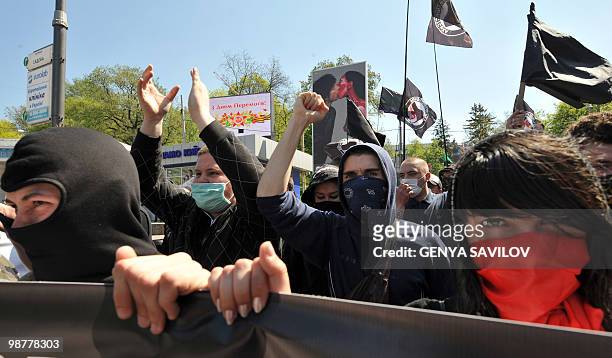 Far left Ukrainian activists wave their fist and shout slogans during a rally to mark May Day in Kiev�s downtown on May 1, 2010. AFP PHOTO/GENYA...