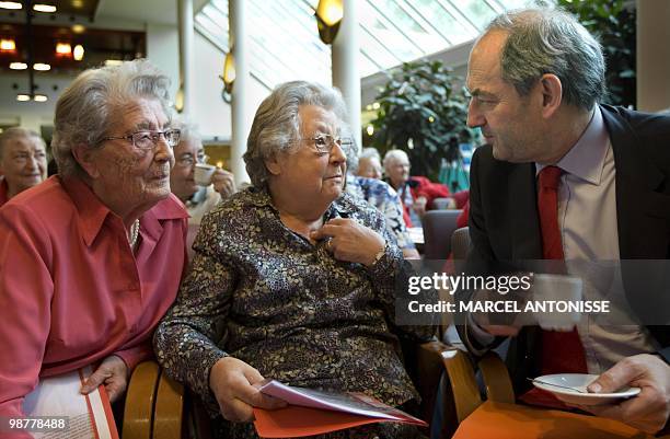 PvdA-leader Job Cohen talks to residents of the nursing Willem Dreeshuis in Amsterdam during May Day celebrations on May 1, 2010. AFP PHOTO / ANP /...