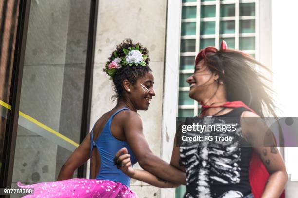 ブラジルのカーニバルのお祝いで楽しい時を過すの友人 - carnival parade in sao paulo ストックフォトと画像