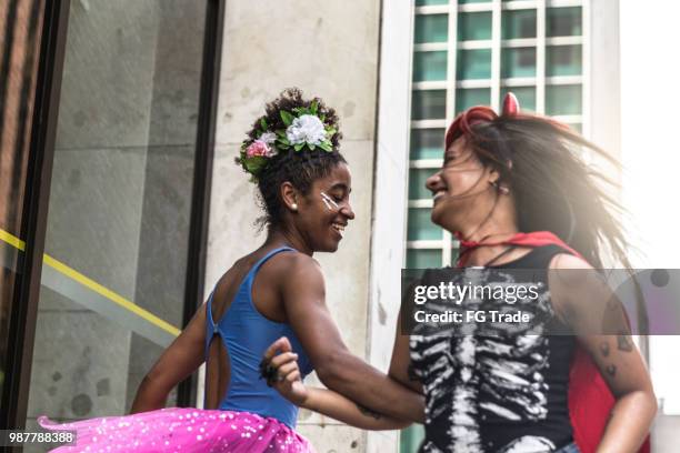 amigos se divertindo em uma festa de carnaval no brasil - carnival celebration event - fotografias e filmes do acervo