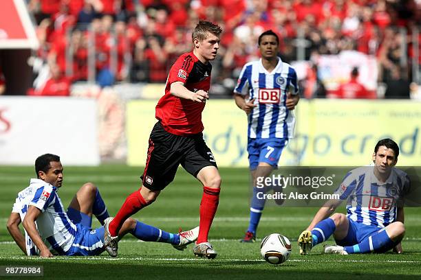 Toni Kroos of Leverkusen eludes Raffael, Cicero and Gojko Kacar of Berlin during the Bundesliga match between Bayer Leverkusen and Hertha BSC Berlin...