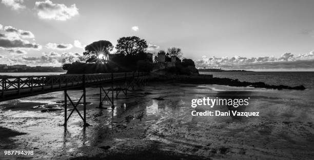 puesta de sol tras el castillo de santa cruz - puesta de sol - fotografias e filmes do acervo