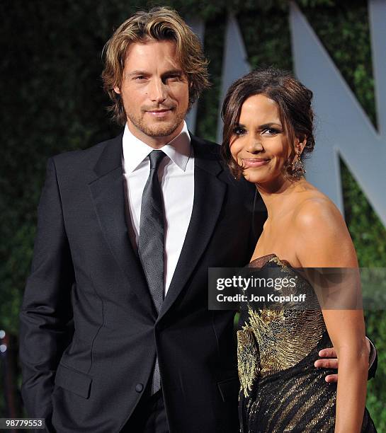 Actress Halle Berry and model Gabriel Aubry arrive at the 2009 Vanity Fair Oscar Party at the Sunset Tower on February 22, 2009 in West Hollywood,...
