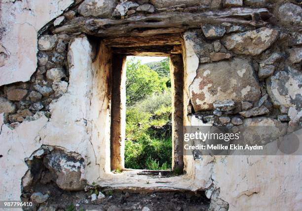 the window - melike fotografías e imágenes de stock